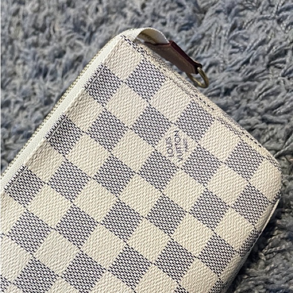 Louis Vuitton - Picture 2 of 10